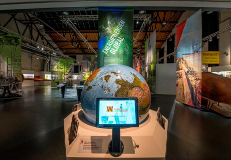 Blick in die Ausstellung mit einem großen Globus