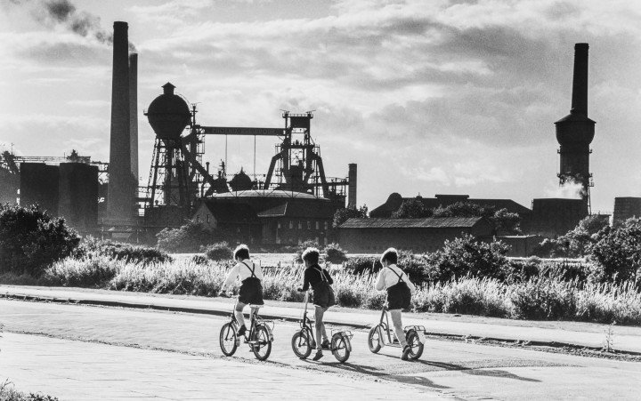 Historische Aufnahme von Kindern auf Fahrrädern und Rollern