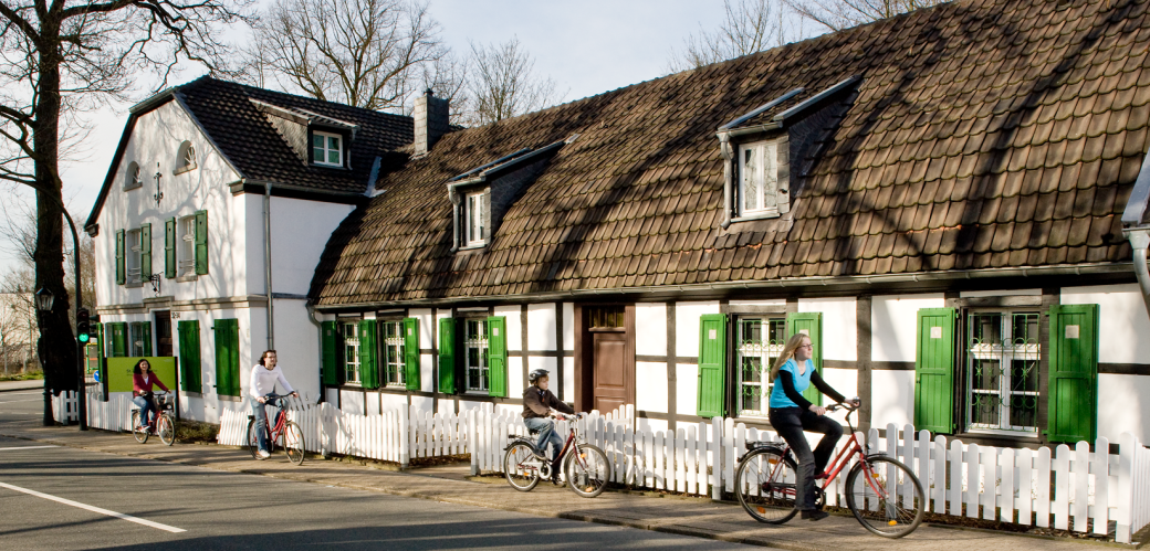 Cyclists in front of the St. Antony hut