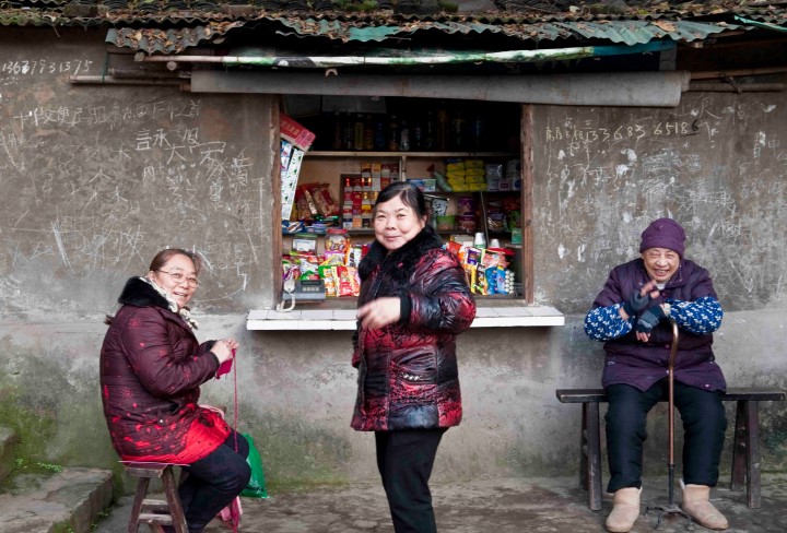 Drei Frauen vor einer kleinen Bude in China
