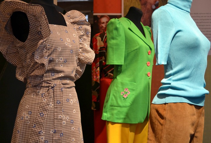 Kleidungsstücke aus der Ausstellung fashion-lights! Wie kommt die Mode in den Stoff? 
