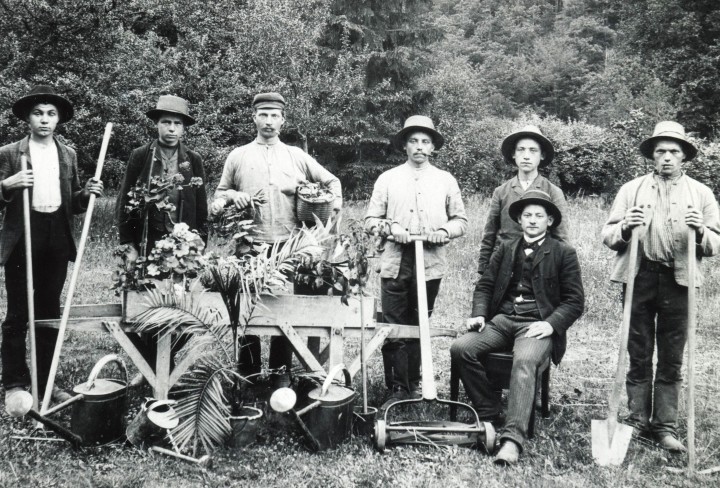 Schwarz/Weiss-Foto mit Gärtner der Fabrikantenfamilie im Garten
