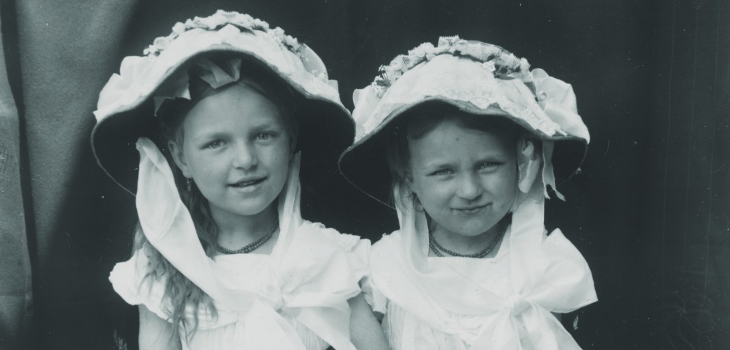 Zwei Mädchen mit Kopfbedeckung, 1919