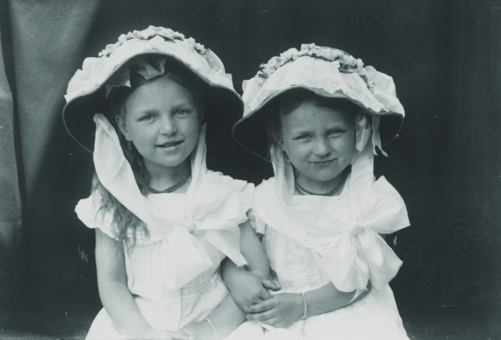 1919 Zwei Mädchen mit Hüten Ein Hut macht aus einem Mädchen eine Dame von Welt. 