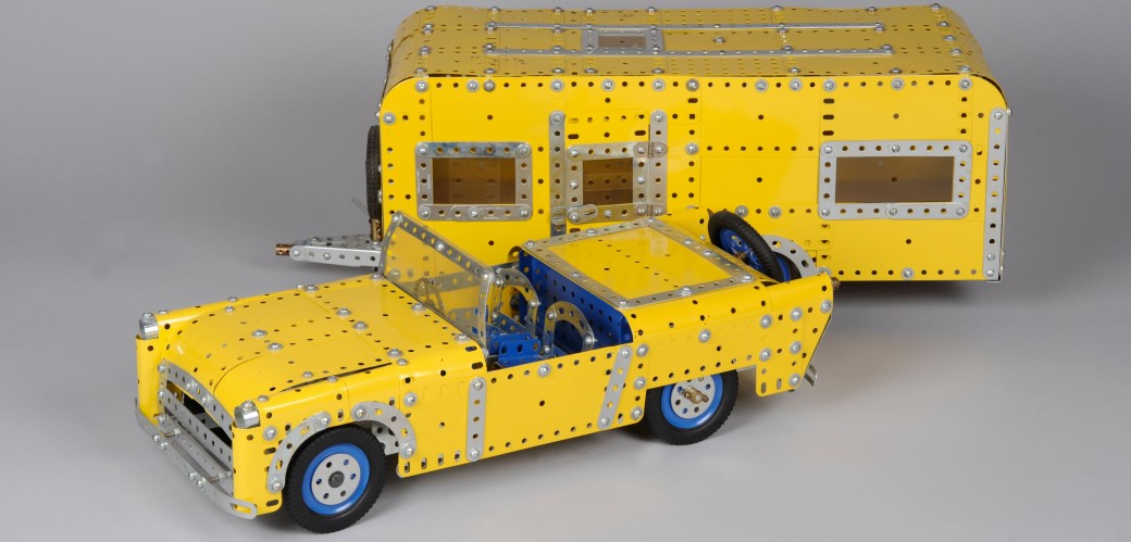 Metallbaukasten-Modell eines Cabrios mit Wohnwagen in gelber Farbe von Meccano