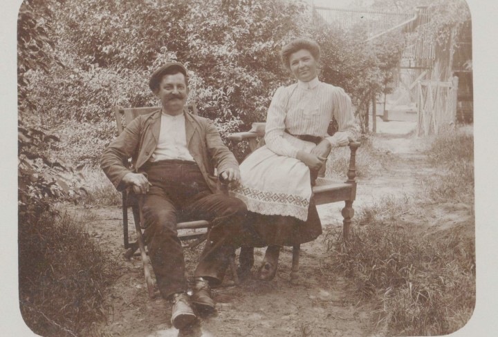 Historisches Schwarzweiß-Foto zeigt ein Paar sitzend auf einer Gartenbank