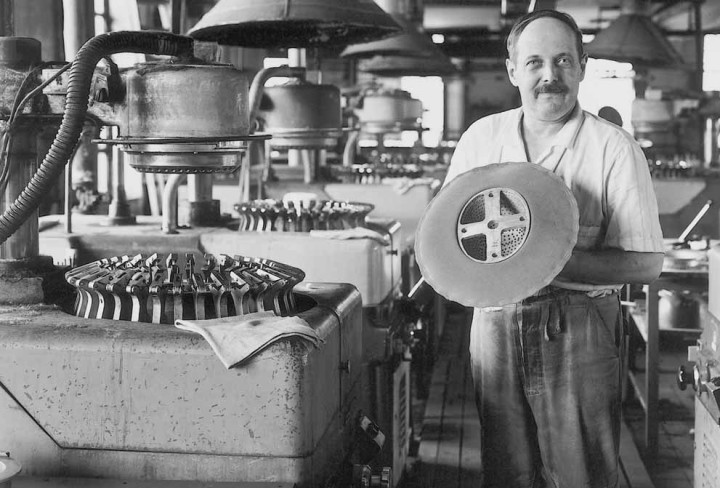 Historisches Foto: Arbeiter in der Hutfabrik