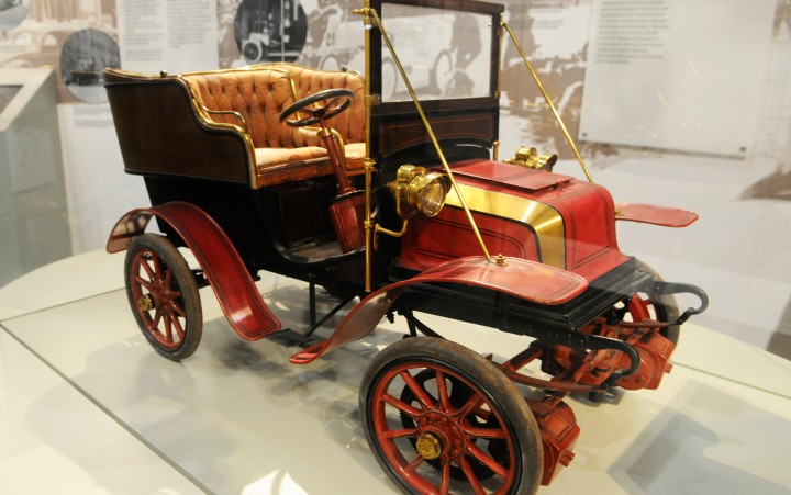 Historisches Automobil in einer Ausstellung