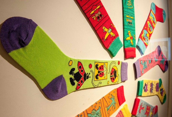Foto zeigt bunte Socken auf einer Wandinszenierung in der Ausstellung