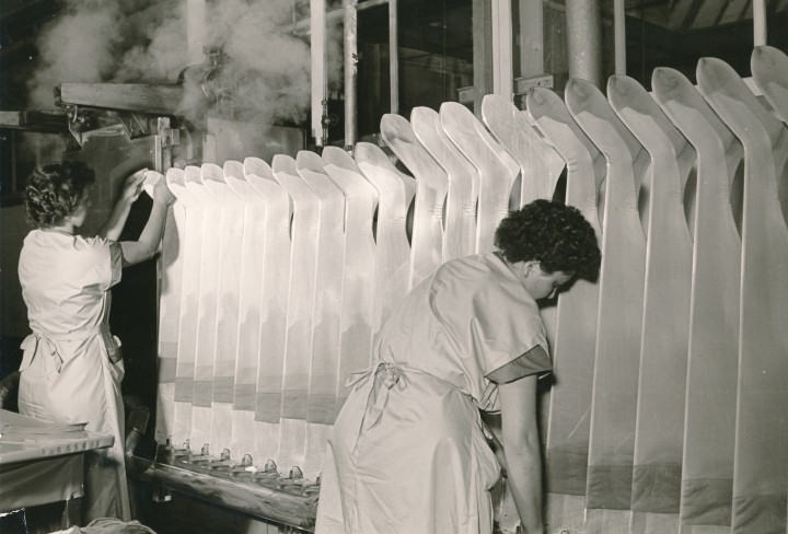 Historisches Schwarzweiß-Foto von Frauen, die in einer Fabrik arbeiten