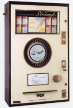 Foto zeigt einen Strumpfautomat