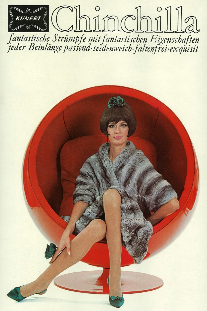 Historisches Werbebild, auf dem eine Frau in einem roten Sessel sitzt