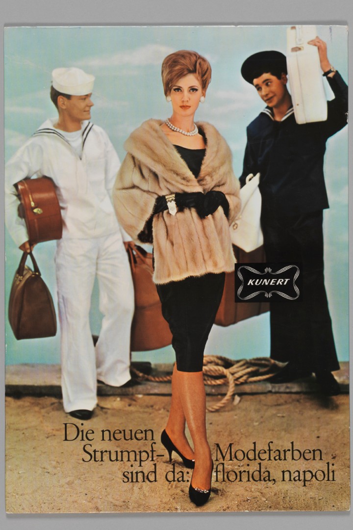Historisches Werbebild mit einer Frau und zwei Herren im Matrosenanzug