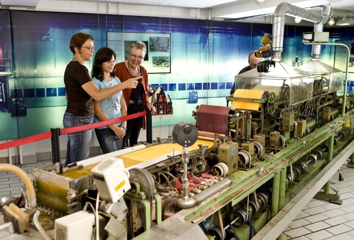 Huge laboratory paper machine