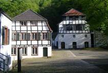Außenansicht der Papier-Mühle Alte Dombach