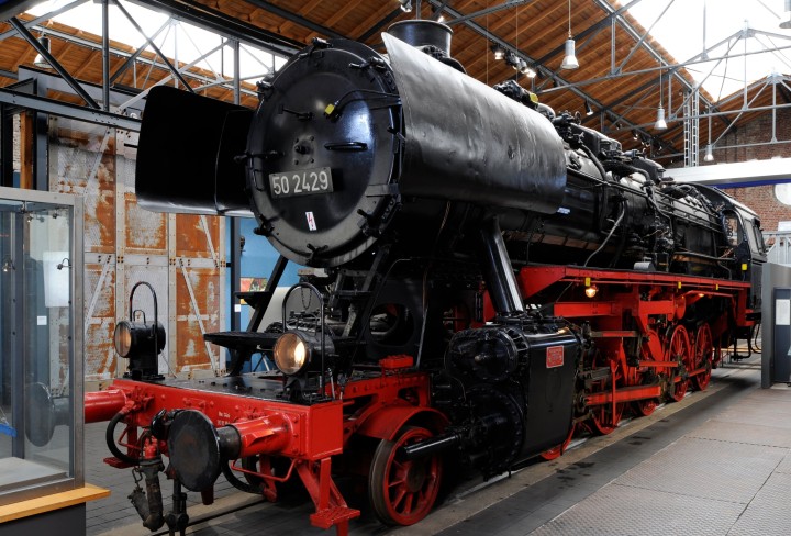Große schwarz-rote Lokomotive