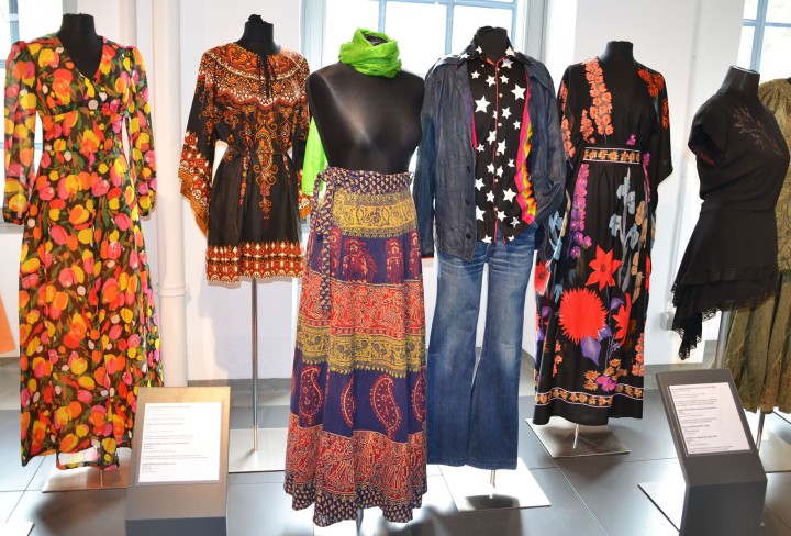 Kleidungsstücke aus der Ausstellung fashion-lights! Wie kommt die Mode in den Stoff? 