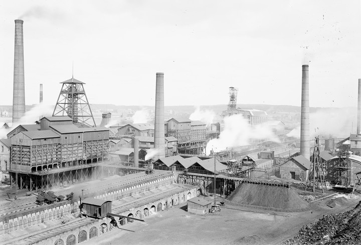 Fotot zeigt eine historische schwarz/weiß Industrieaufnahme