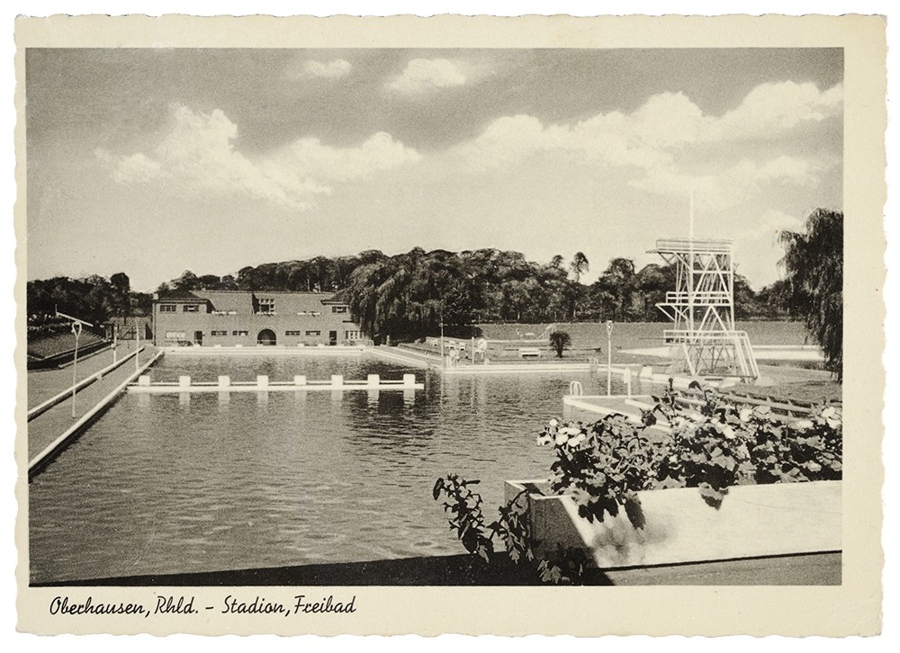 Vorderseite einer Poskarte zeigt ein Freibad im Sommer