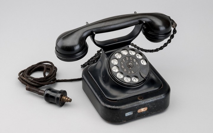 Ein schwarzes Telefon mit Wählscheibe.