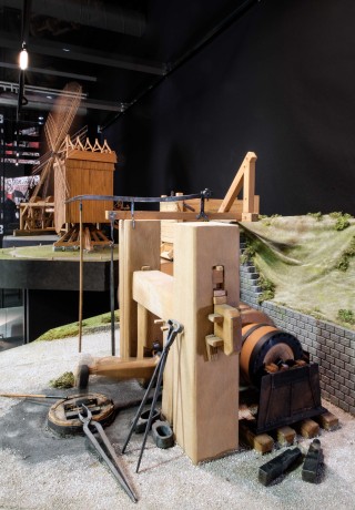 Blick in die Ausstellung mit verschiedenen Mühlen im Modell