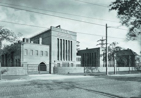 Historisches Schwarzweiß-Bild eines Gebäudes