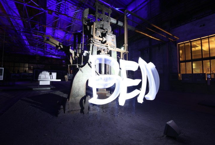 Mit Hilfe von Taschenlampen entsteht eine im Maschinenraum schwebende und leuchtende Schriftbild, die den Name Ben zeigt