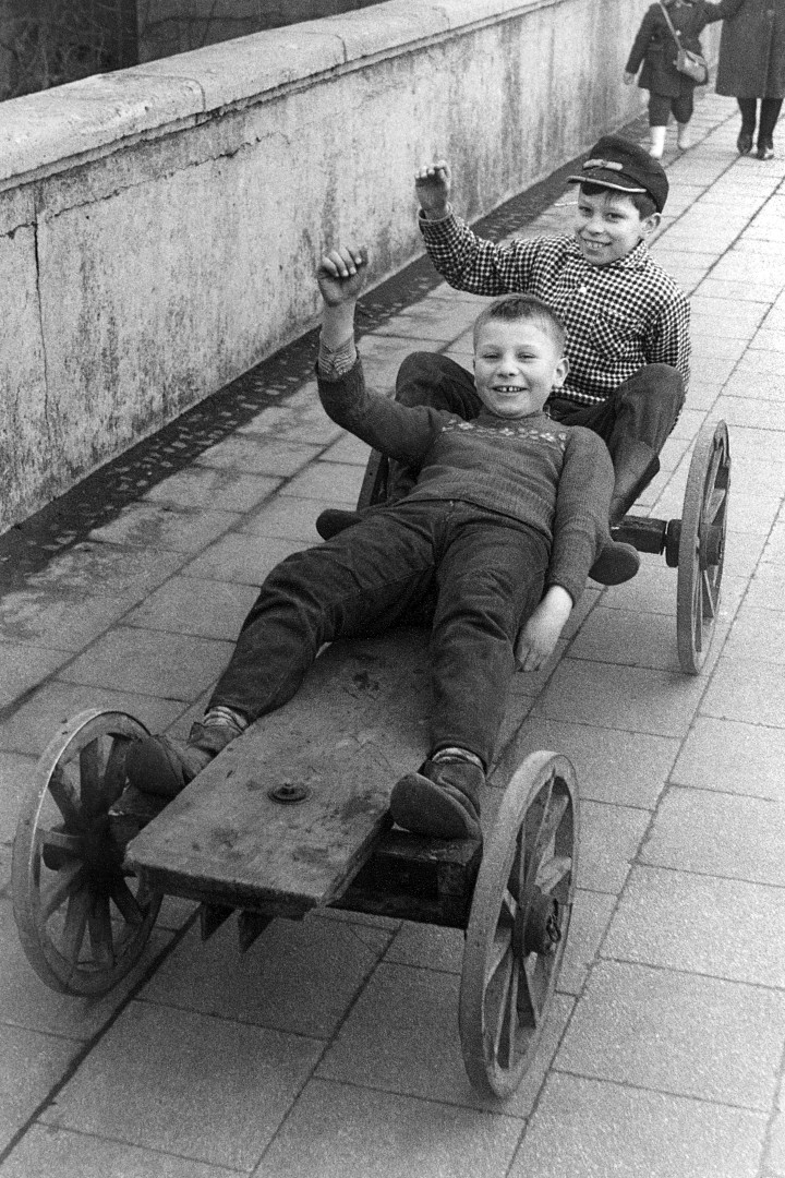 Schwarz/Weiß Aufnahme von zwei Jungen die in einer Seifenkiste sitzen