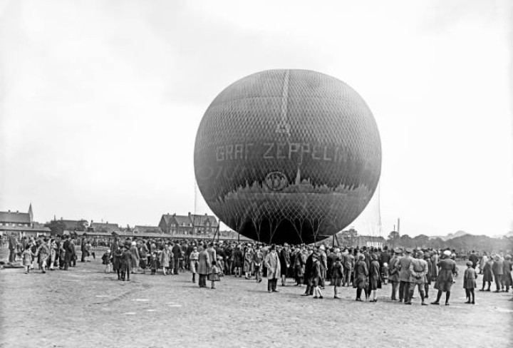 A hot air balloon at the flight day in Oberhausen Holten. The picture is from the 1930s.