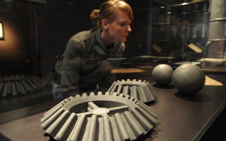 In the St. Antony-Hütte, a young woman looks into a display case with products from the former steelworks