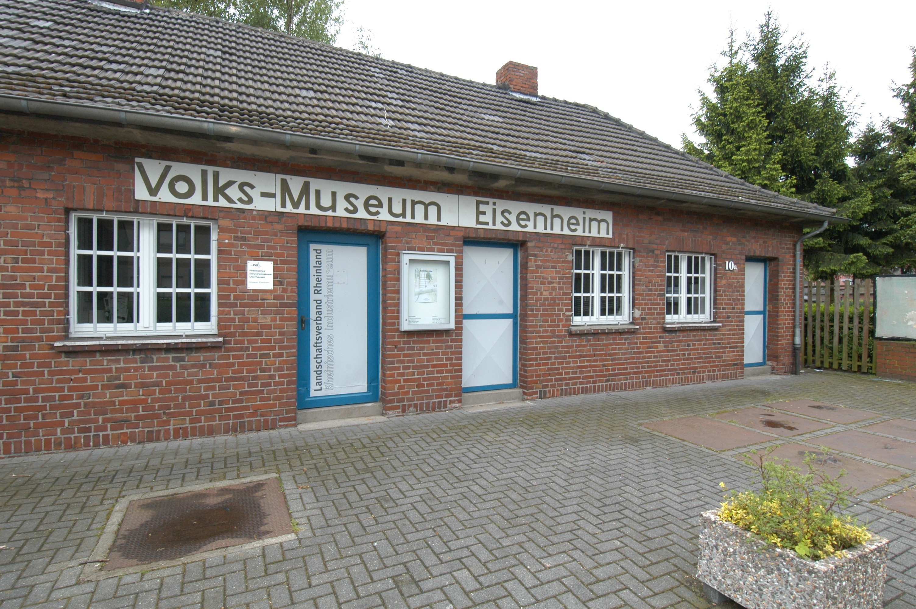 Das Volks-Museum ist der erste Anlaufpunkt für Besucher. Dieses ehemalige Waschhaus richteten die Eisenheimer ursprünglich selbst ein. Nach der Übernahme durch den LVR 1989 ergänzte das Team des LVR-Industriemuseums die Ausstellung und brachte sie auf den neusten wissenschaftlichen Stand.