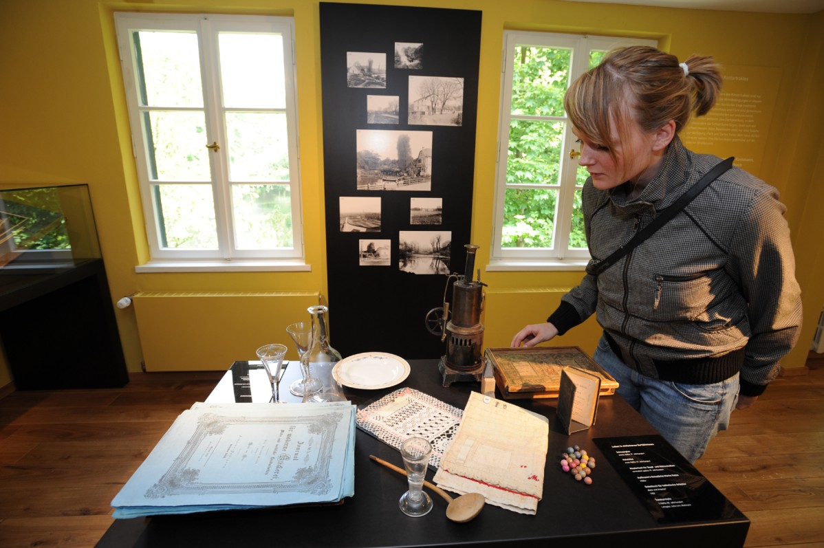 Woman looks at objects in the exhibition in the St. Antony Hütte