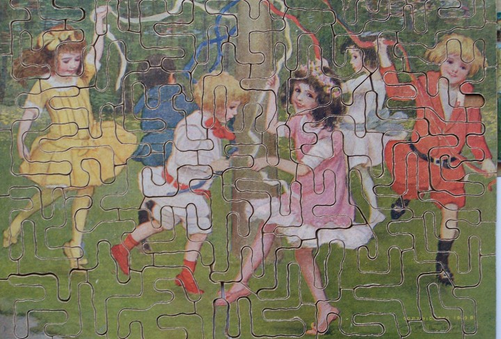 Puzzlemotiv: Spielende und tanzende Kinder auf einer Wiese