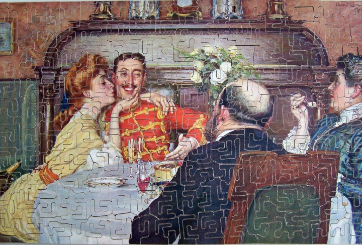 Puzzlemotiv: Mehrere festlich gekleidete Personen um einen Tisch, eine Frau küsst einen Mann