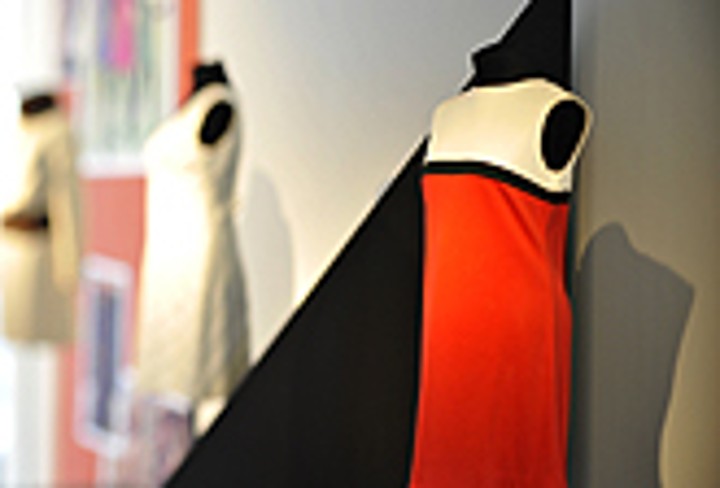 Schwar-weiß-rotes Kleid aus der Ausstellung