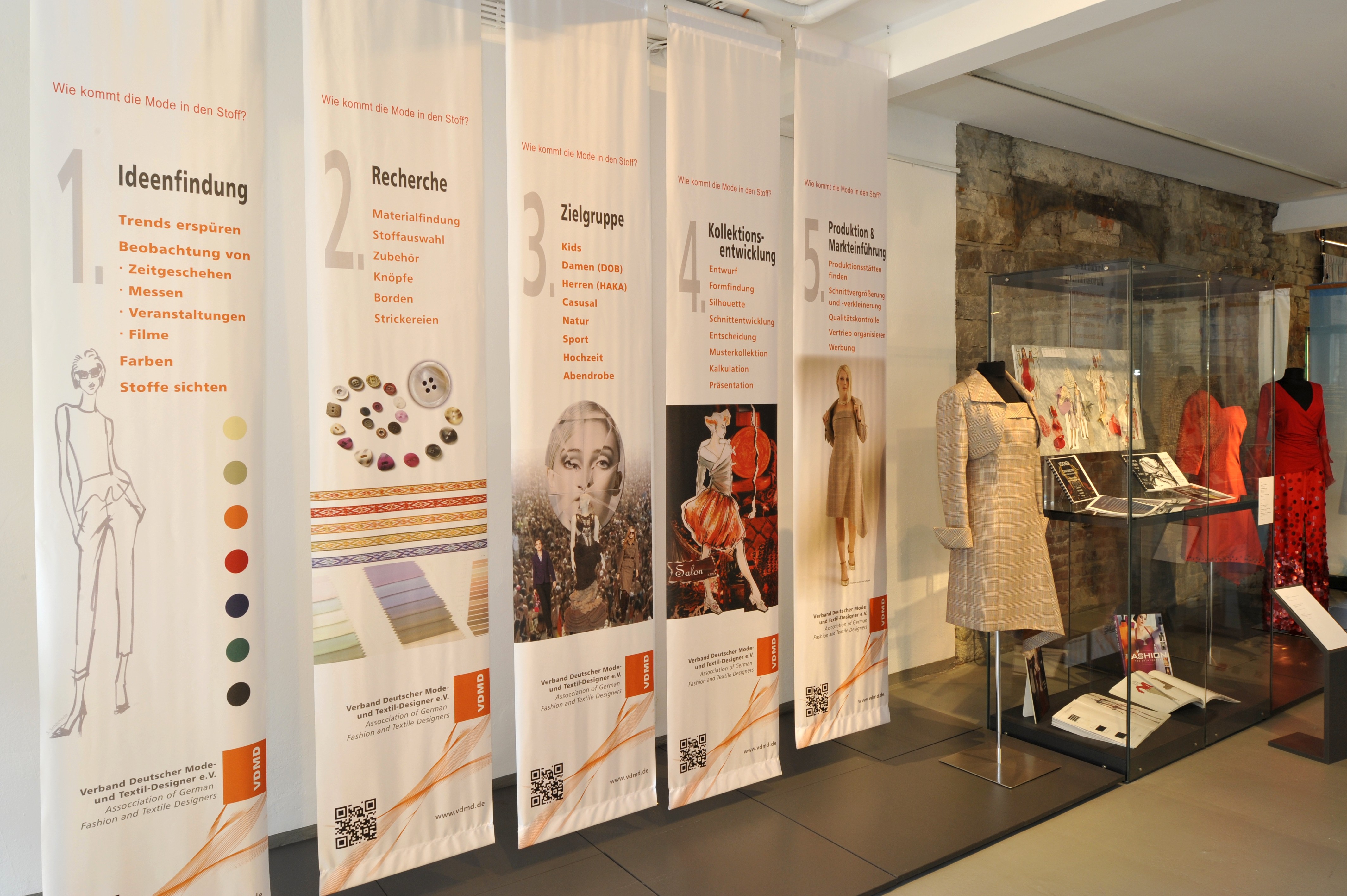 Welche Arbeitsschritte von der ersten Idee bis zum fertigen Designerkleid durchlaufen werden, erfahren die Besucherinnen und Besucher der Ausstellung in diesem Bereich, der vom Verband Deutscher Modedesigner mitgestaltet wurde.