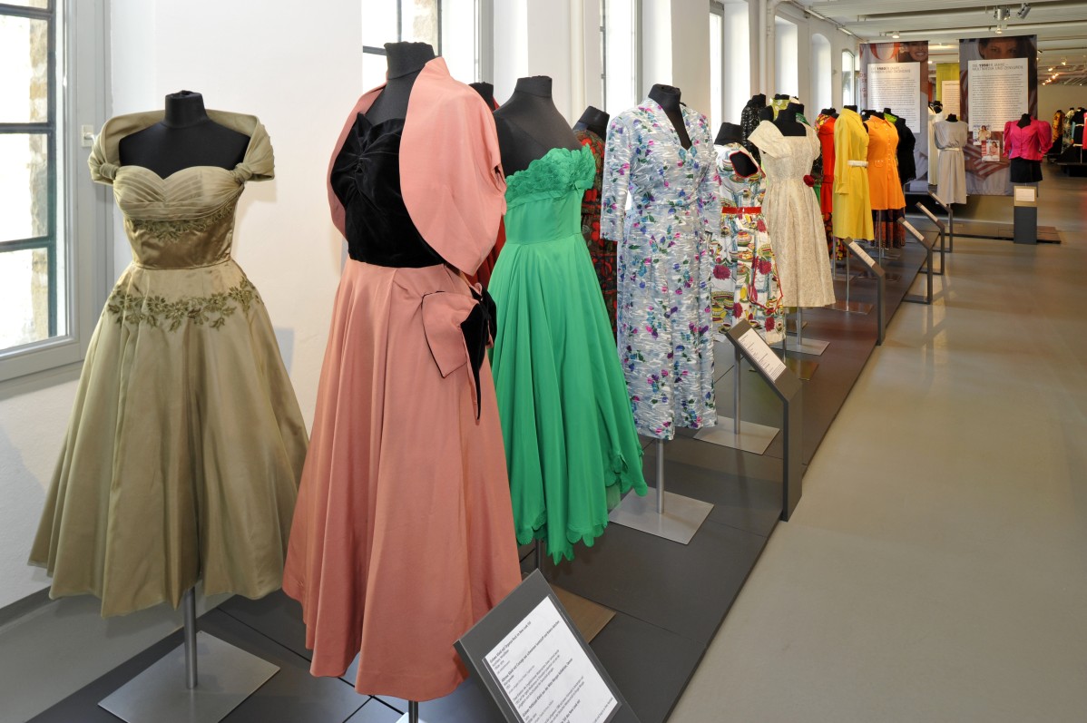 Blick in die Ausstellungseinheit "Laufsteg der Epochen" mit vielen bunten Kleidern