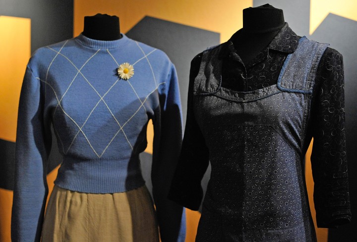 Pullover mit Anstecker vom Winterhilfswerk und Rock, Kleid mit Schürze aus den 1930er Jahren