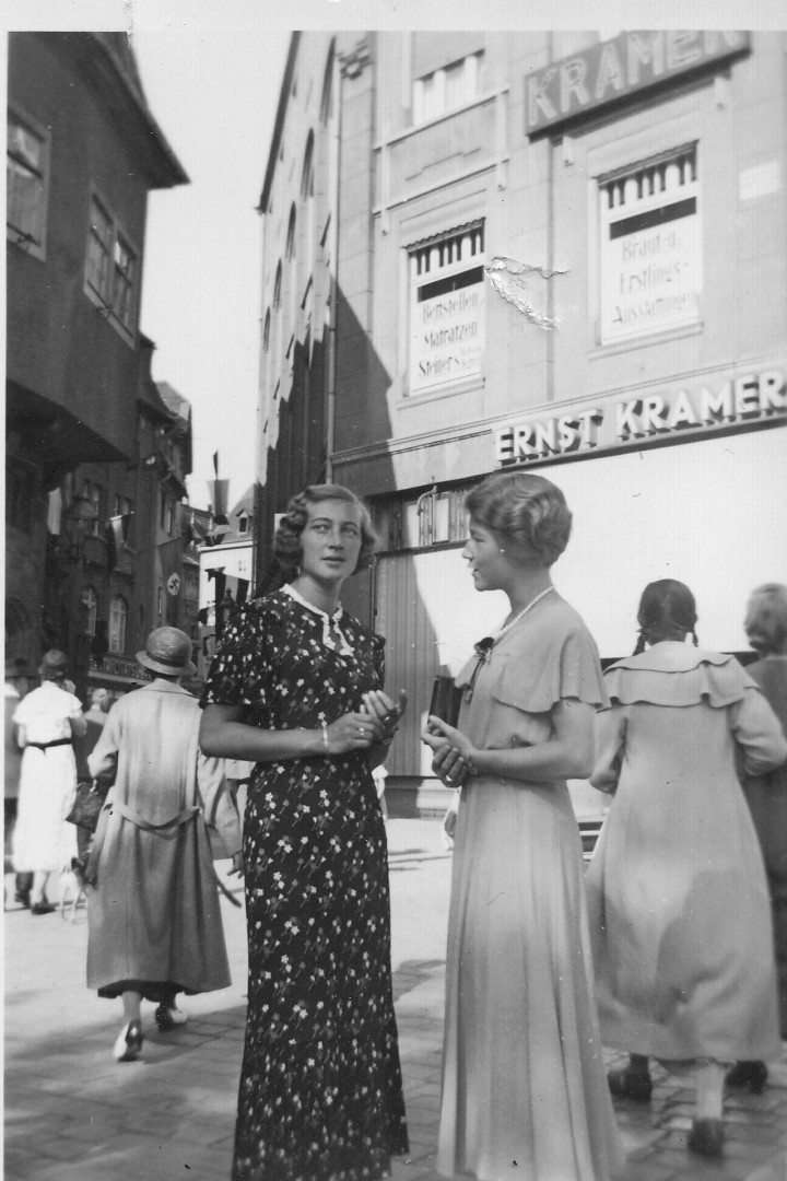 Schwarz-weiß Foto aus dem Jahre 1936: Stadtszene mit zwei elegant gekleideten Frauen