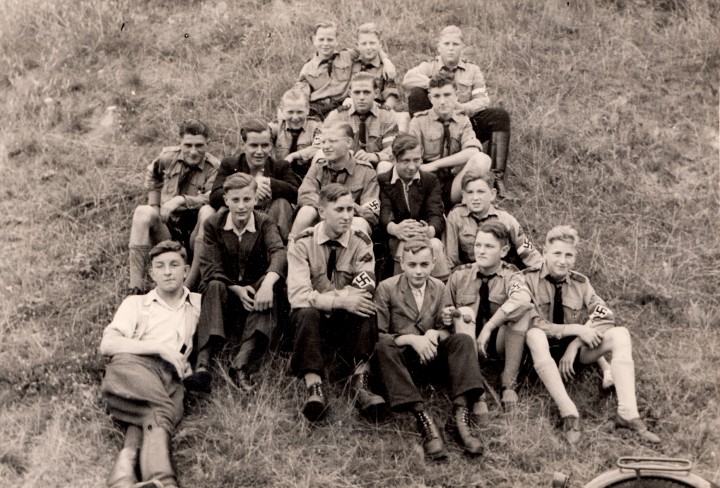 schwarz-weiß Foto einer Jugendgruppe z.T. in Uniformen der Hitlerjugend