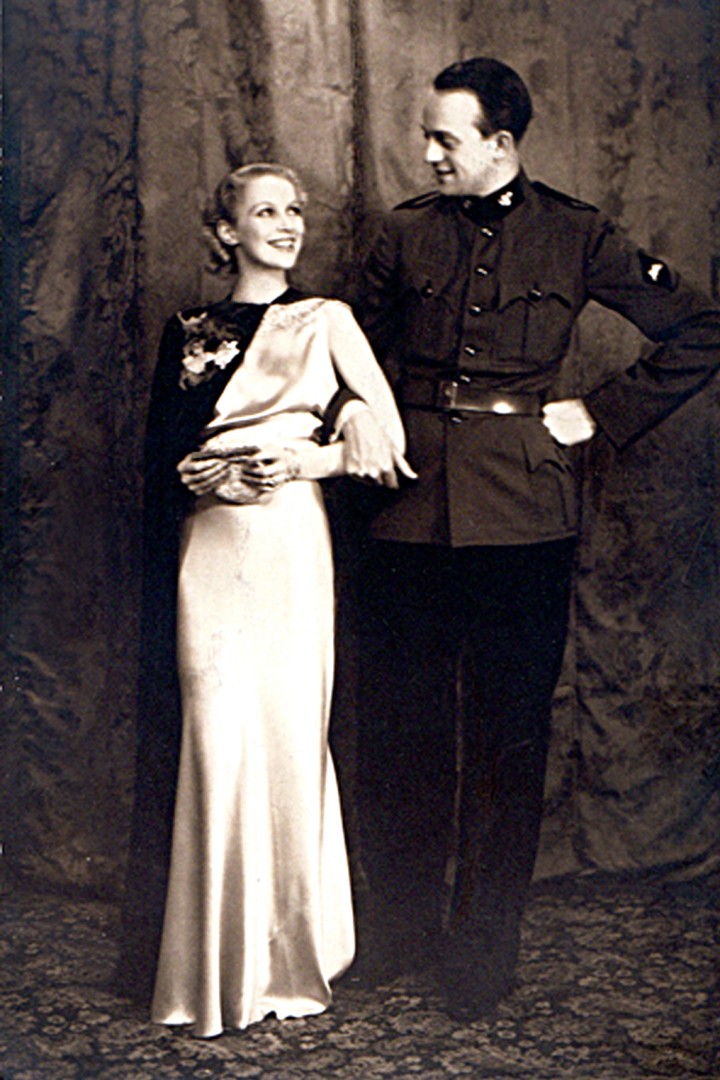 Schwarz-weiß Aufnahme eines elegant gekleideten Paares um 1940