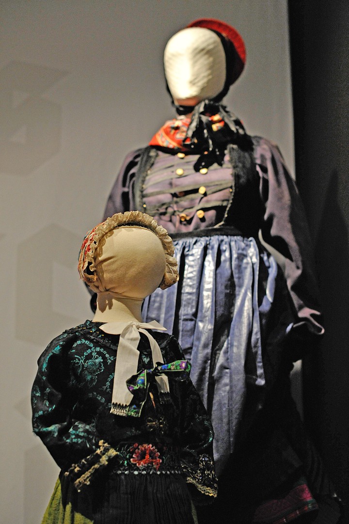 Trachtenkleidung für Frauen und Mädchen aus der Zeit des Nationalsozialismus