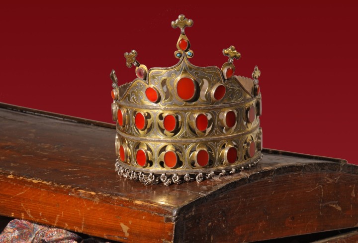 Detailansicht einer Krone aus der Ausstellung