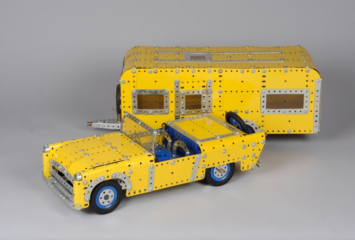Foto eines gelben Cabrio Modells mit Wohnwagen