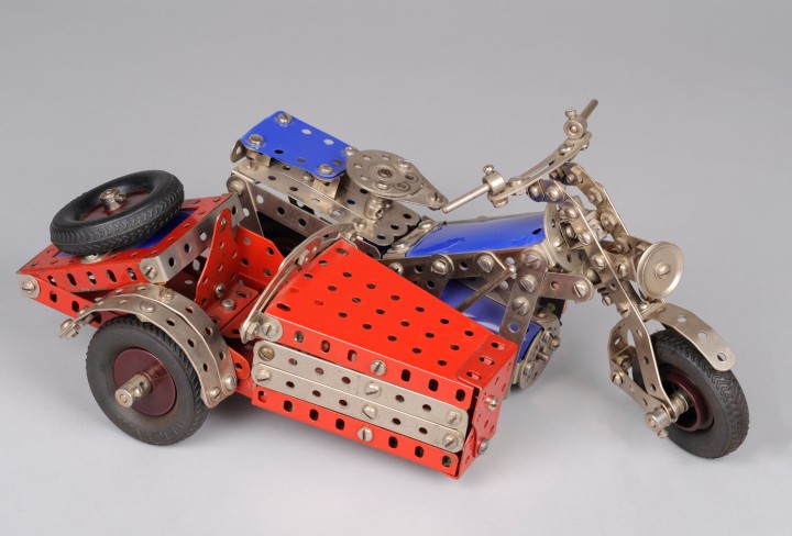 Modell eines rot-blauen Motorrads mit Beiwagen