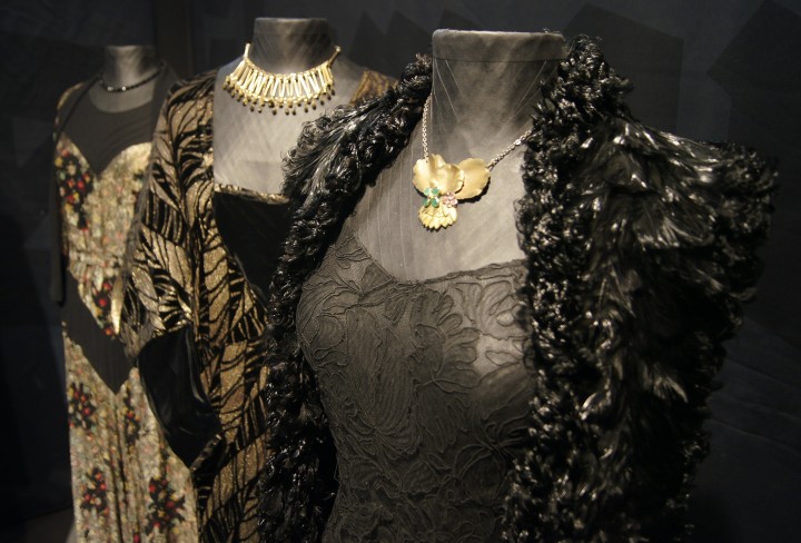Drei elegante dunkle Kleider für Damen an Figurinen in der Ausstellung
