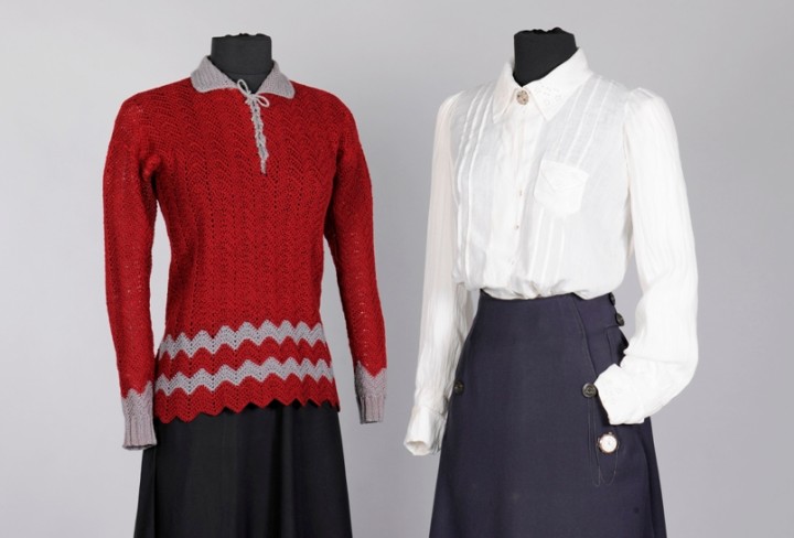Zwei Figurinen mit Damenbekleidung. Die Linke trägt einen sportlichen roten Pullover, die Rechte eine weiße Bluse.