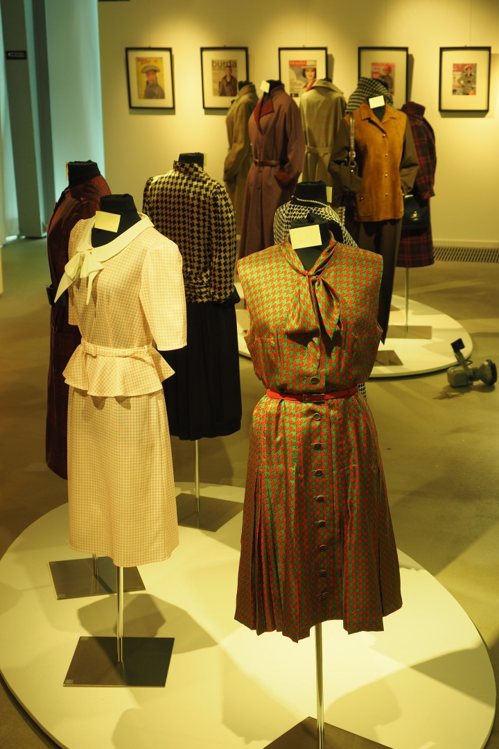 Blick in die Ausstellung mit mehreren Kleidern auf Figurinen