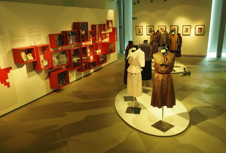 Blick in die Ausstellung mit Kleidung auf Figurinen und Schaukästen
