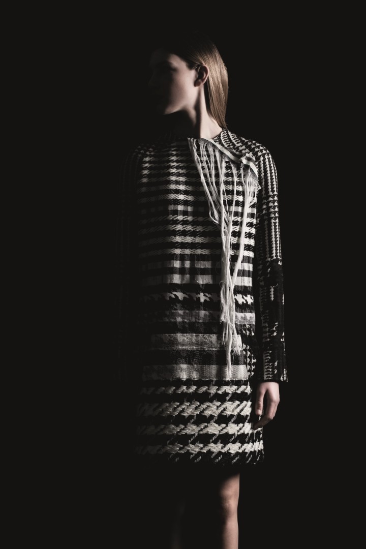 Dame in einem Mantel in schwarz-weißem Pepita-Muster